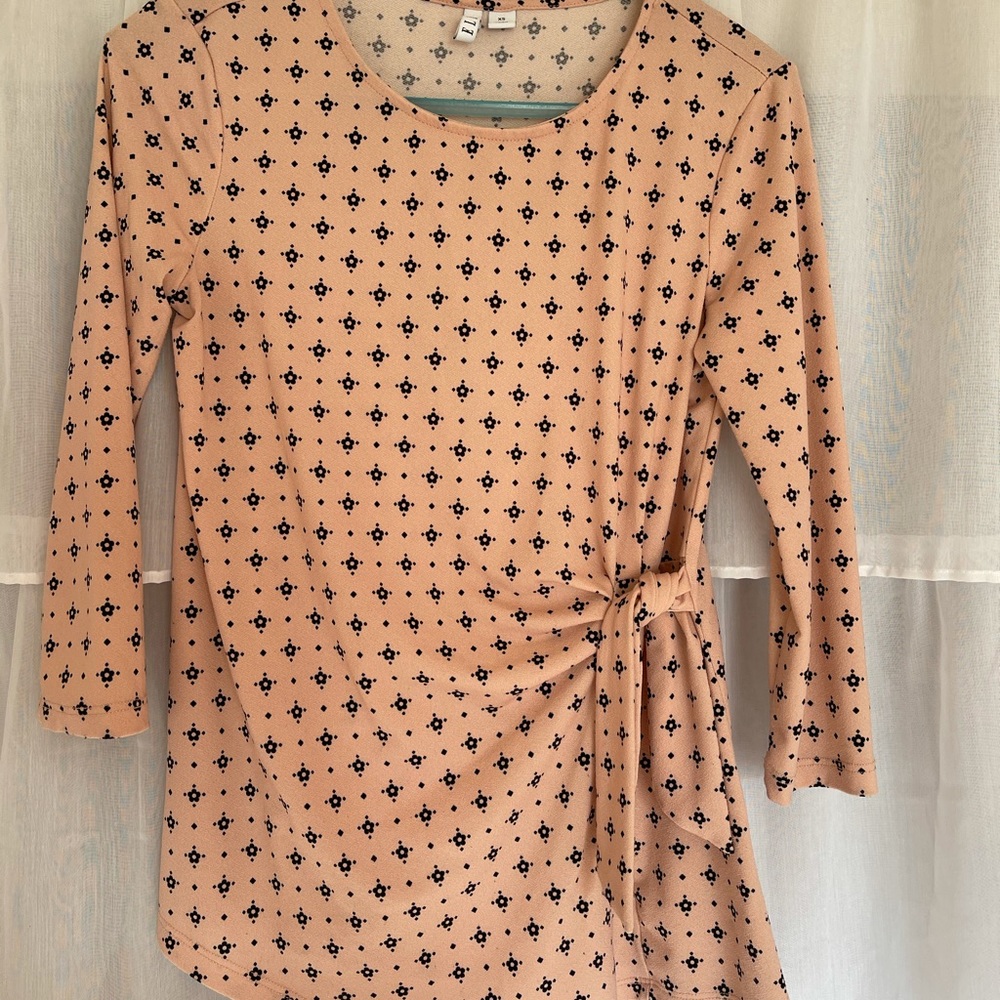 Women’s blouse with side tie